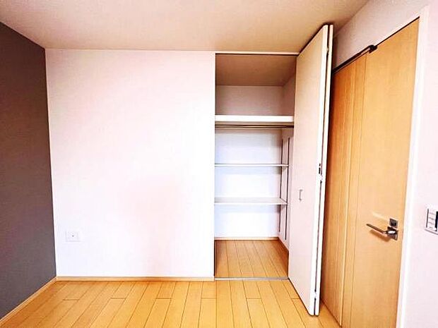 中の物を確認しやすく、取り出しやすい収納スペース。お部屋を広々とお使いいただけます。