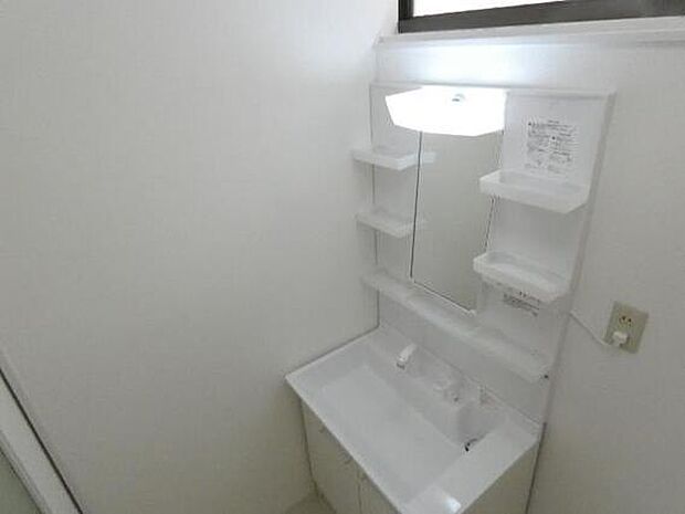 洗面化粧台は2022年3月交換済みです。洗濯機水栓を隣に設けております。