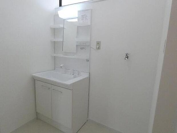 浴室には線、洗面所が隣接しています。白を基調とした清潔感のある空間です。