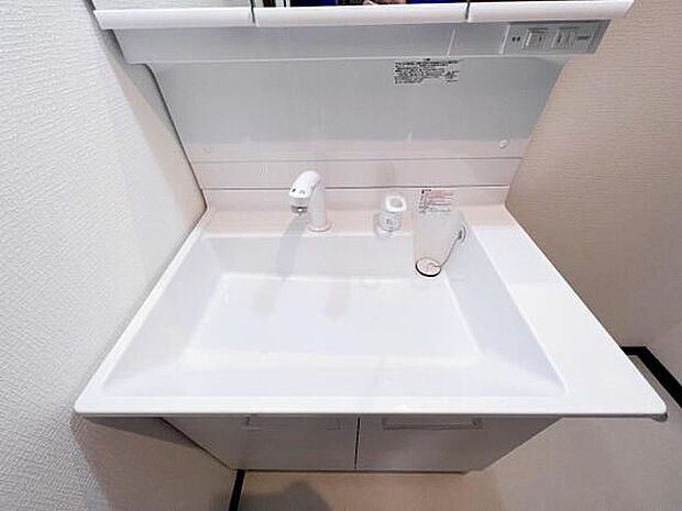 シャワー付き洗面台はボウルが大きく便利です。