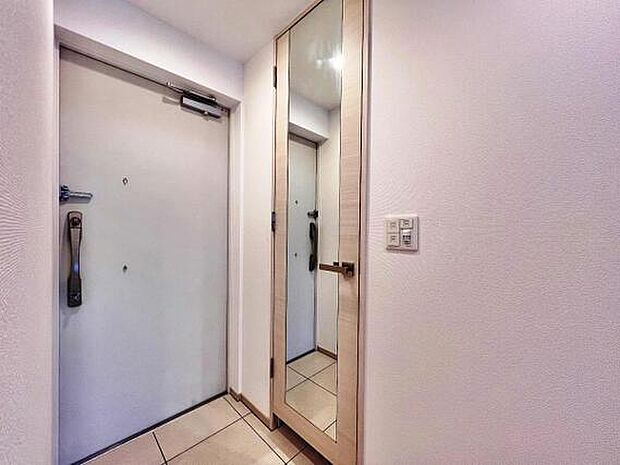 玄関には全身鏡がございます。お出かけ前の身だしなみチェックに便利ですね。