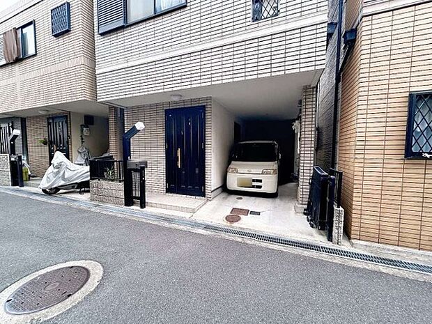 お車を所有している方にも嬉しい駐車スペース完備しております。