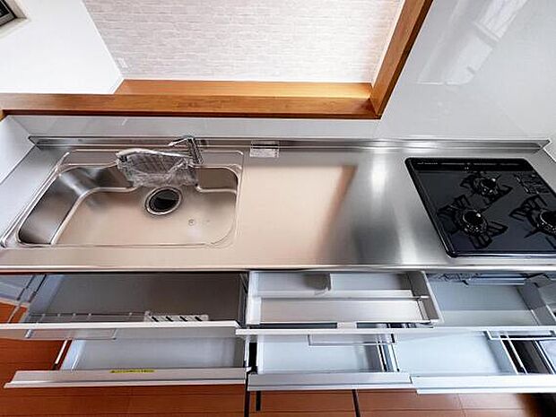 お手入れしやすいシステムキッチンです。キッチン下に収納が設けられており、調理器具や食器などがすっきりと片付きます。