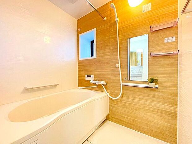 日々の疲れを癒す浴室はゆとりある空間です。窓があり入浴後に換気ができるため、カビ予防に繋がります。