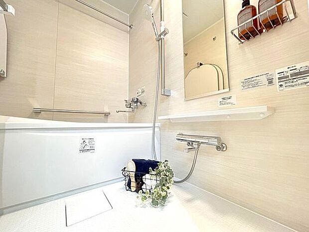 シンプルで明るい雰囲気の浴室で、ほっと一息つける空間です。
