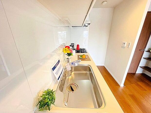 キッチンは室内空間を有効活用可能な壁付けタイプ。いつでもおいしいお水が飲める浄水器付です♪