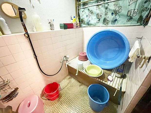 全面をピンクで統一した落ち着きのある大人の空間の浴室。落ち着いた色合いとすることでゆったりとした落ち着いた雰囲気になります。また、水垢汚れを早期に見つけることができます。