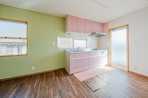 壁付キッチンになります。キッチン下部、上部の2か所に収納がある為、食器棚を置かなくとも、十分な収納力を持ち合わせたキッチンです。また、壁付することでリビング・ダイニングのスペースを広く活用できます。