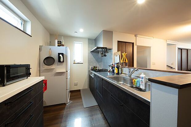 2階キッチン_2面に窓があり開放的なオープンキッチン、専用背面キャビネ、食洗器、浄水器能付きです。