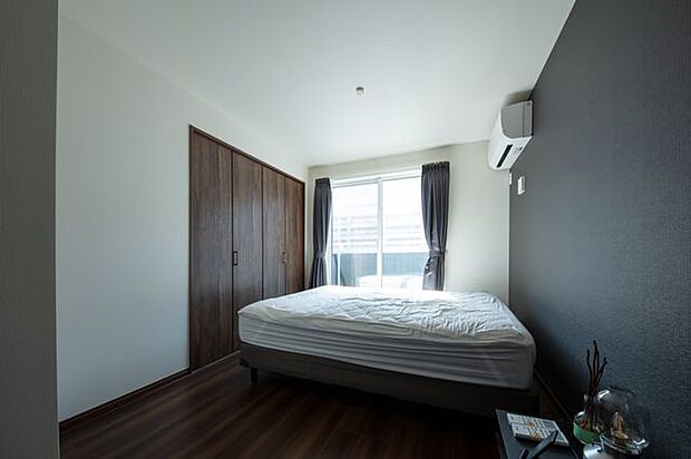 3階_約6帖の主寝室。南向きの掃き出し窓からの陽当たりが良く、大型クローゼットもあります。