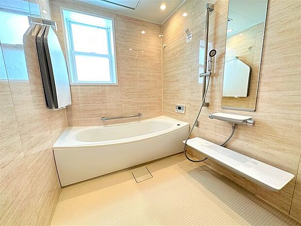 白基調で清潔感のある浴室です！浴室乾燥付きで雨の日のお洗濯も乾きます♪