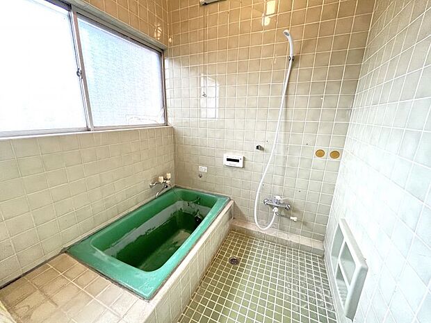 窓が大きめで湿気の溜まりやすい浴室も換気ができて安心です！