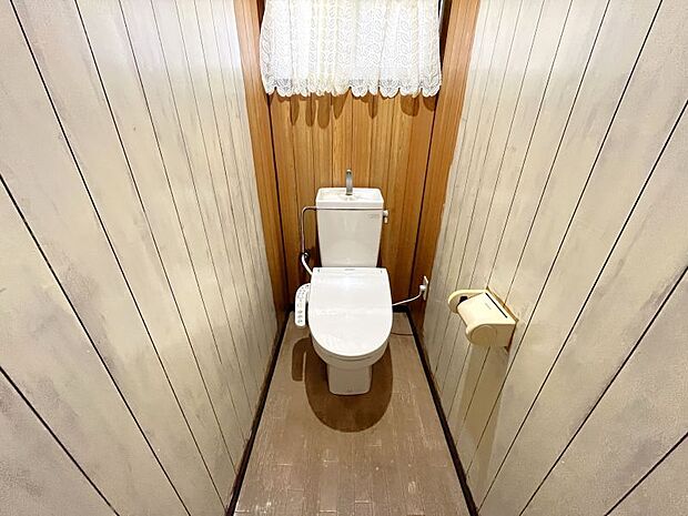 木目調の壁がおしゃれな清潔感あるトイレです。