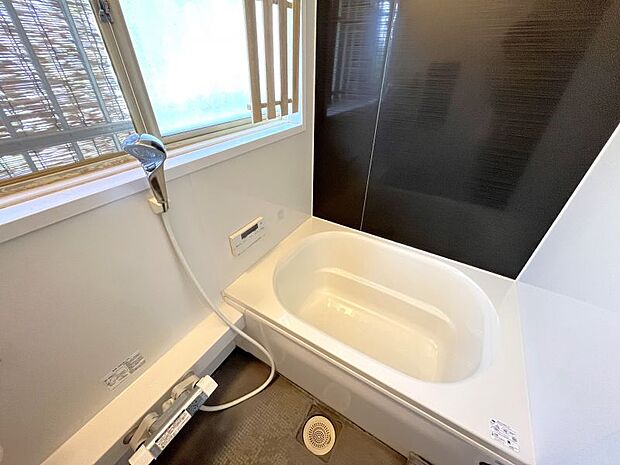 シンプルな清潔感あふれる浴室。窓がついているので換気もばっちりです！
