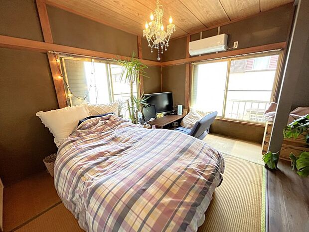 二階和室は落ち着いたカラーの壁紙で、リラックスできる寝室にぴったりの空間です。