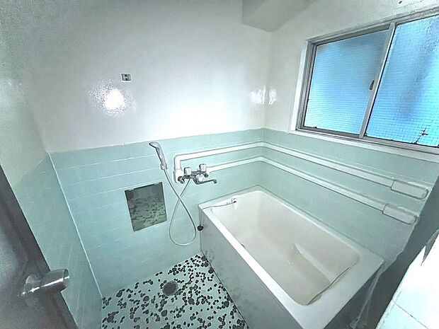 ブルーの壁がさわやかな浴室♪窓があるので換気もばっちりです！