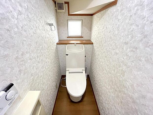 白を基調とした清潔感のあるトイレ。温水洗浄付きです♪
