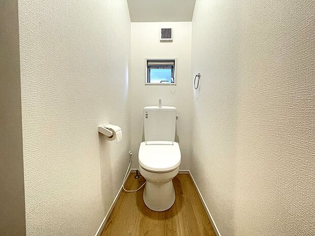 1・2階にトイレあり。階段を降りなくてもいいので便利ですね♪