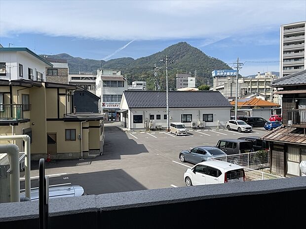 開放感溢れるバルコニーからの眺望です。長野市のシンボル的存在、旭山が正面に見えます。