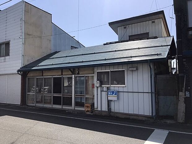 信州中野駅より歩5分　目の前にドラッグストアや病院もあり安心(4DK)の外観