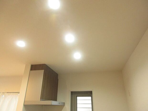 天井のダウンライトで明るいキッチン。