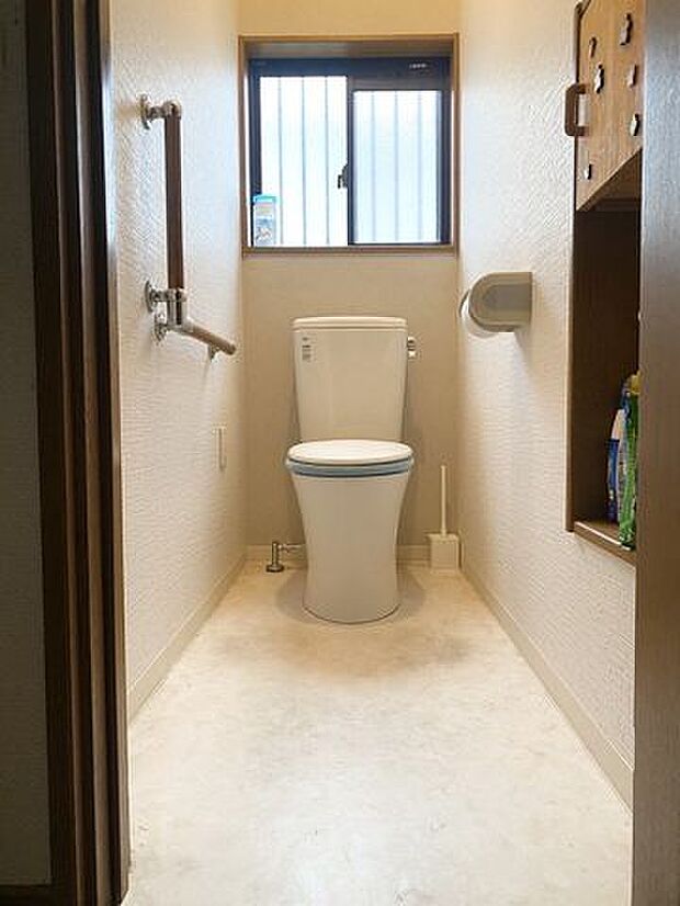 白基調、窓付きで清潔感のあるトイレは手すり付きで安全性も確保！