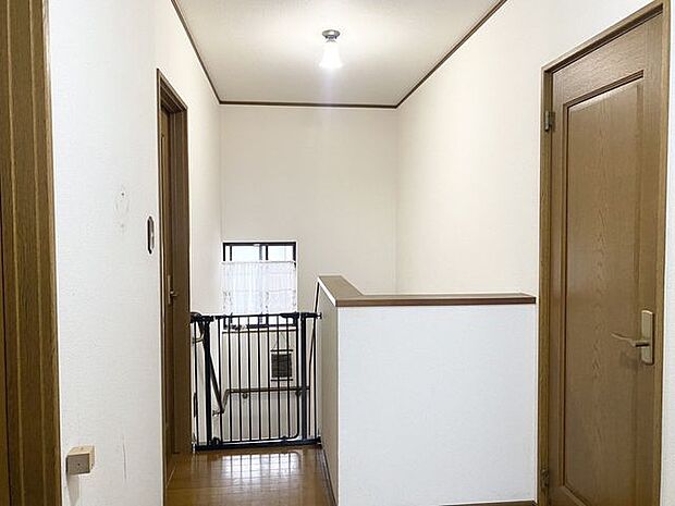 階段から各室へとつながる明るい廊下です。