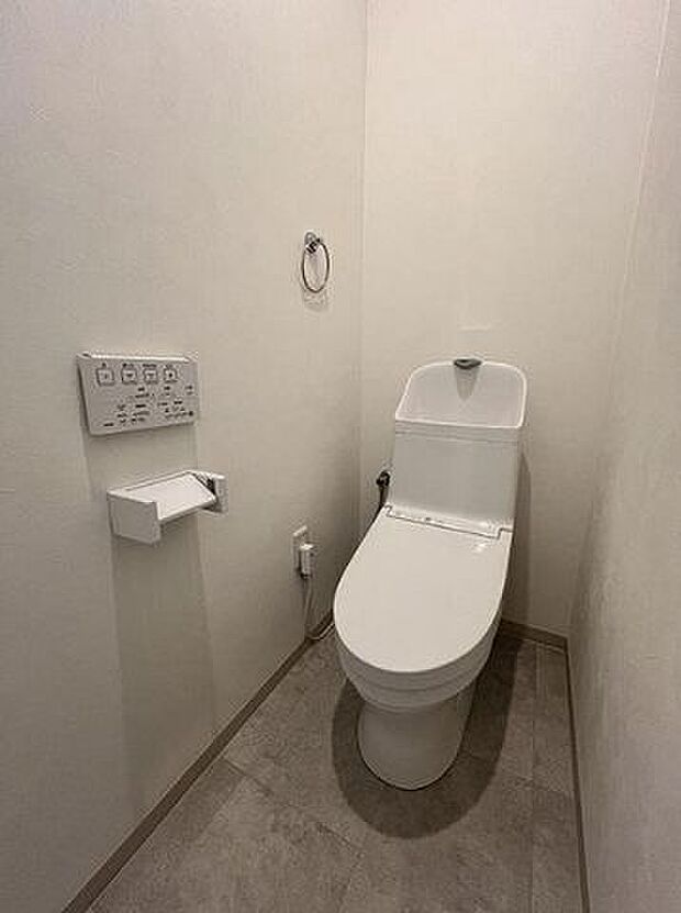 2階のトイレ、新品交換済みです。清潔感のある温水洗浄便座です。