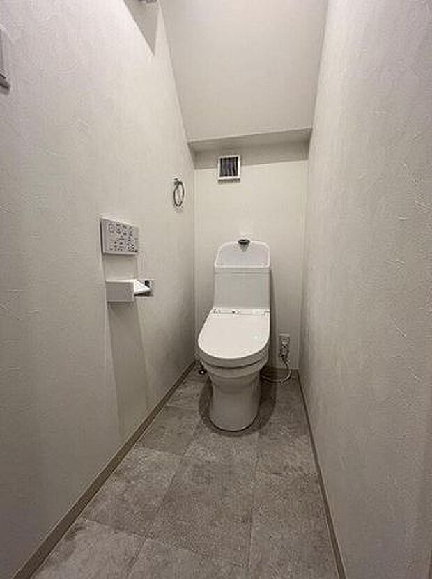 1階のトイレ、新品交換済みです。清潔感のある温水洗浄便座です。