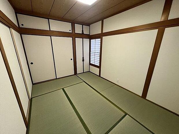 1階の6帖の和室です。畳の表替えしております。大容量の収納で、お部屋をスッキリと広くみせることができます。