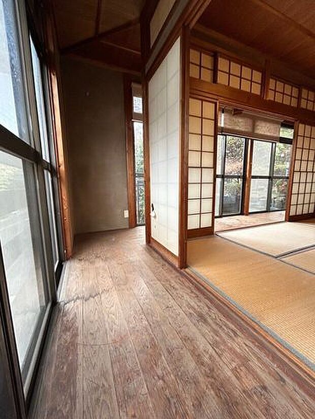 和室2部屋を囲む窓と廊下です。