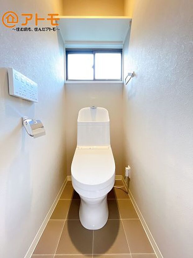窓があり換気もすぐにできる、清潔感のあるトイレです♪