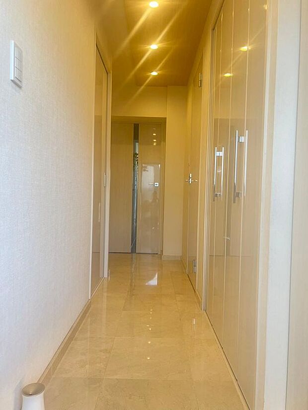 鏡面加工された廊下の大理石張りの床や収納スペースの建具（ゴージャスなリフォーム仕様！）