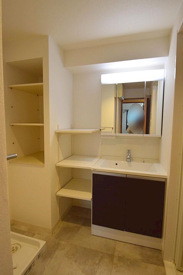 三面鏡、ワイドシンクな洗面室（2020年8月交換。その後丁寧にご使用）2箇所の収納スペースあり！