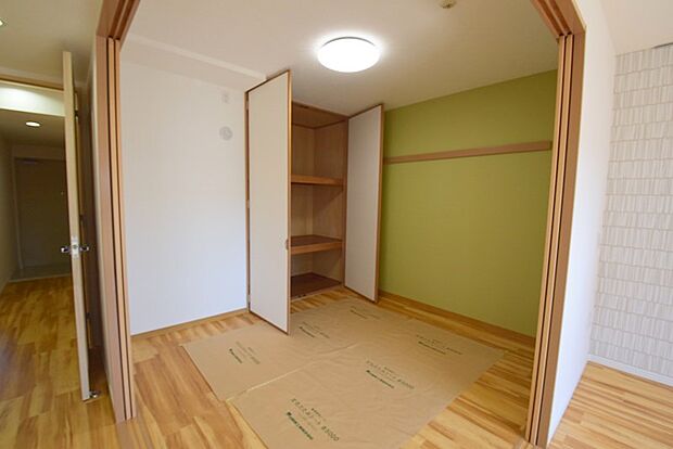 約5畳　和室（真ん中4枚の琉球畳、押入の奥行1mの布団収納！）