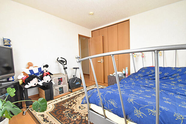 【主寝室】上質仕様のゆとりあるお部屋。