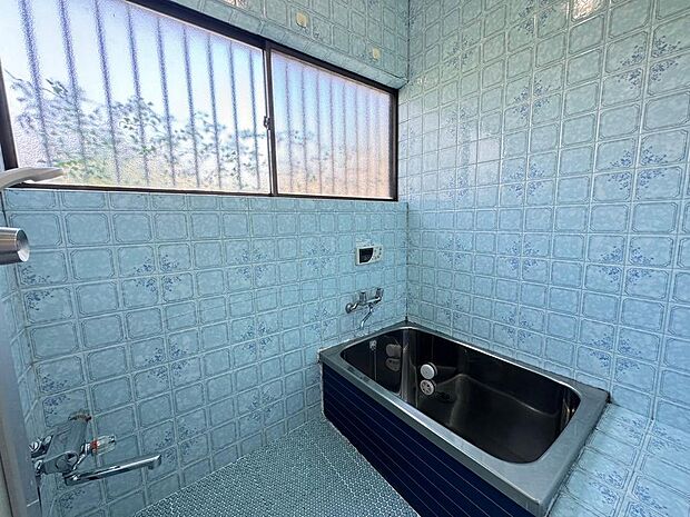 浴室は窓があるので、とても明るいです♪お風呂の窓の先は一面畑なので開放感があります♪