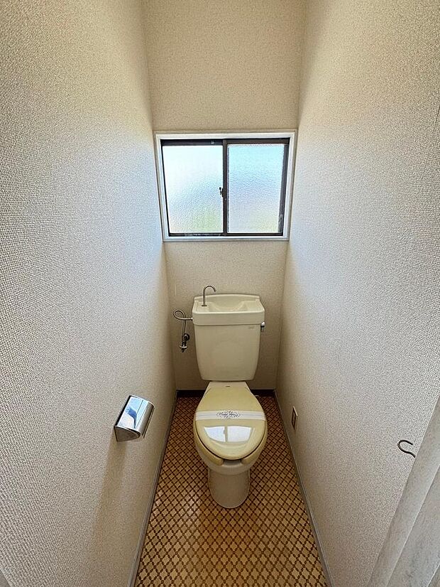 ２階にもトイレがあるので、ご家族の多い方にも便利です♪
