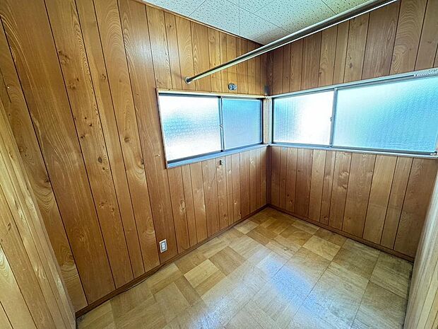 2階洋室3帖。木彫の壁が雰囲気良好な、こぢんまりとしたお部屋。大人の趣味部屋にもよさそうです♪