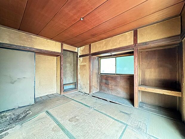 床の間と仏間が備わった、日本家屋ならではの造りが素敵な１階６帖の和室。