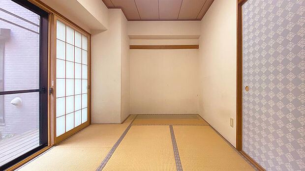押入れ付の6畳の和室。2012年1月に畳と襖を新規交換リフォームを施しています。
