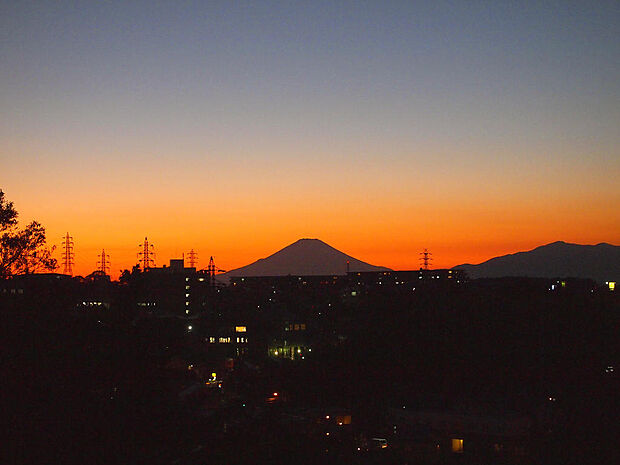 西向きだから望めるマジックアワーの幻想的な富士山。夕暮れ時が1日の楽しみになりそうですね。