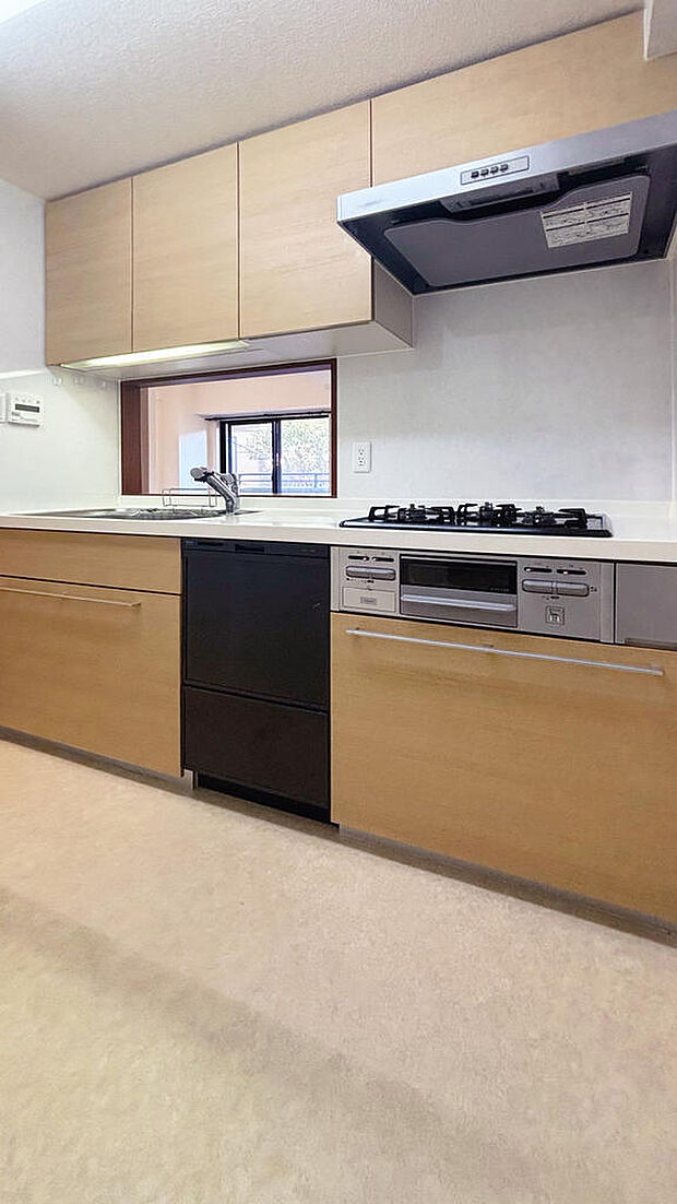 セミオープンキッチン。2015年1月に上下収納付きシステムキッチンに交換、2019年2月に食洗機を交換しています。