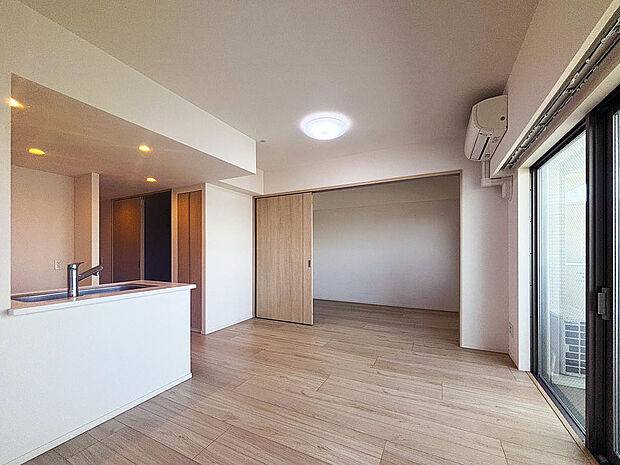 LDKと隣の洋室をひと続きにすると17.6帖の広々空間として使用可能です。