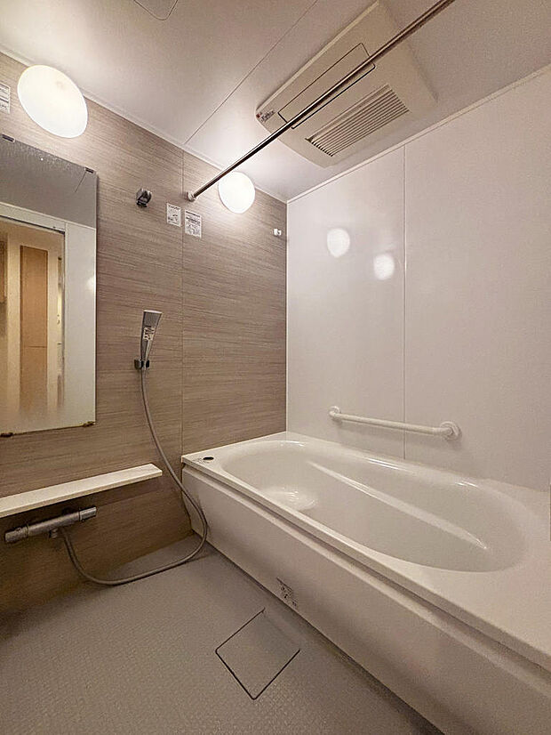 1418のゆったりくつろげるバスルーム。浴室乾燥機が設置されているため洗濯物を干すことができます。