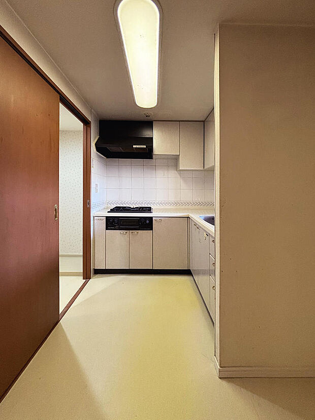 3.2帖の広々キッチンは洗面室へもアクセスできる2WAY動線。