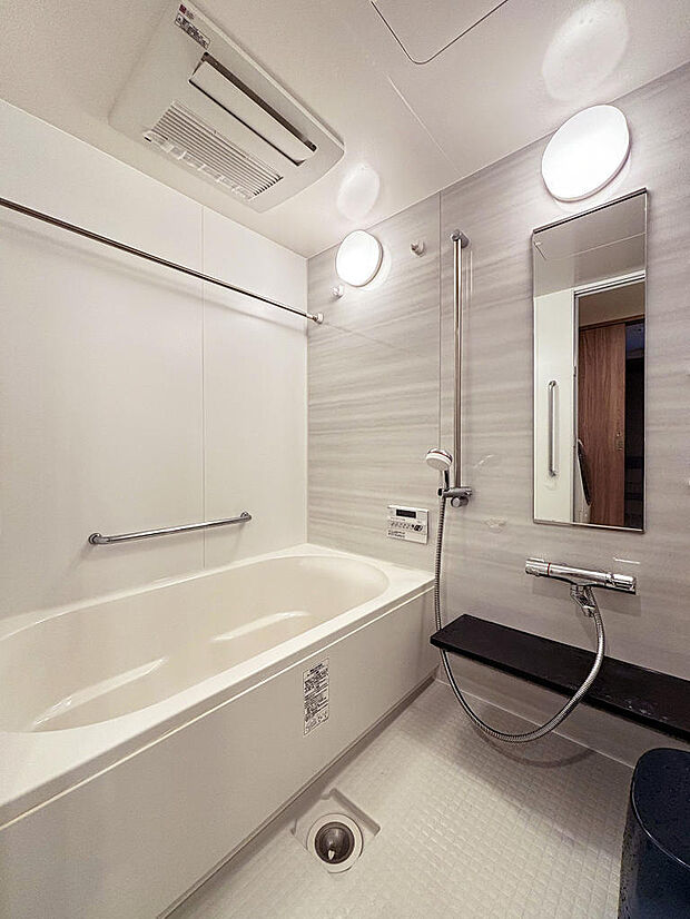 1418サイズのバスルーム。浴室乾燥機付きのため洗濯物を干すことができます。