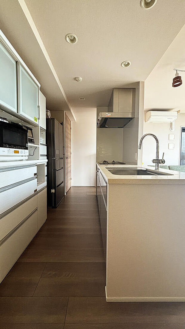 回遊できる対面式システムキッチン。キッチンバックにはキッチンボードや冷蔵庫が配置できるスペースが確保されています。