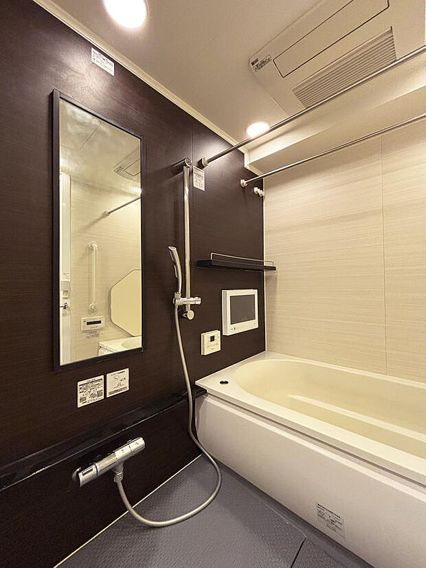 1418サイズのゆったりバスルーム。浴室乾燥機が設置されているため洗濯物を干すことができます。