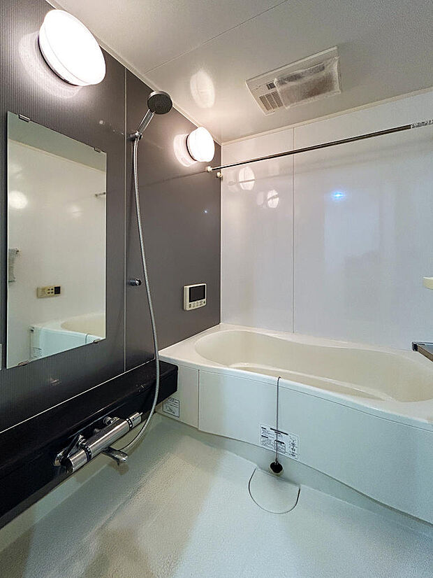 1418サイズのバスルーム。浴室乾燥機付きのため洗濯物を干すことができます。